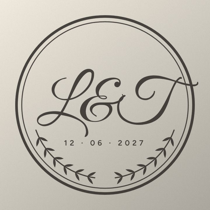 Monogramme fictif « L & T » dans un double cercle avec deux brins de laurier, dessiné à l’encre et photographié : papier grisé, plus sombre en bas à droite.