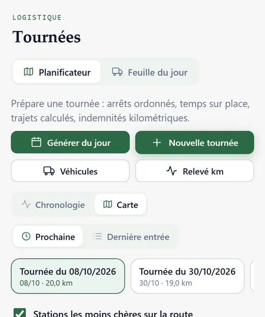 Atlas sur téléphone : la tournée du jour sur la carte, avec les stations-service sur la route