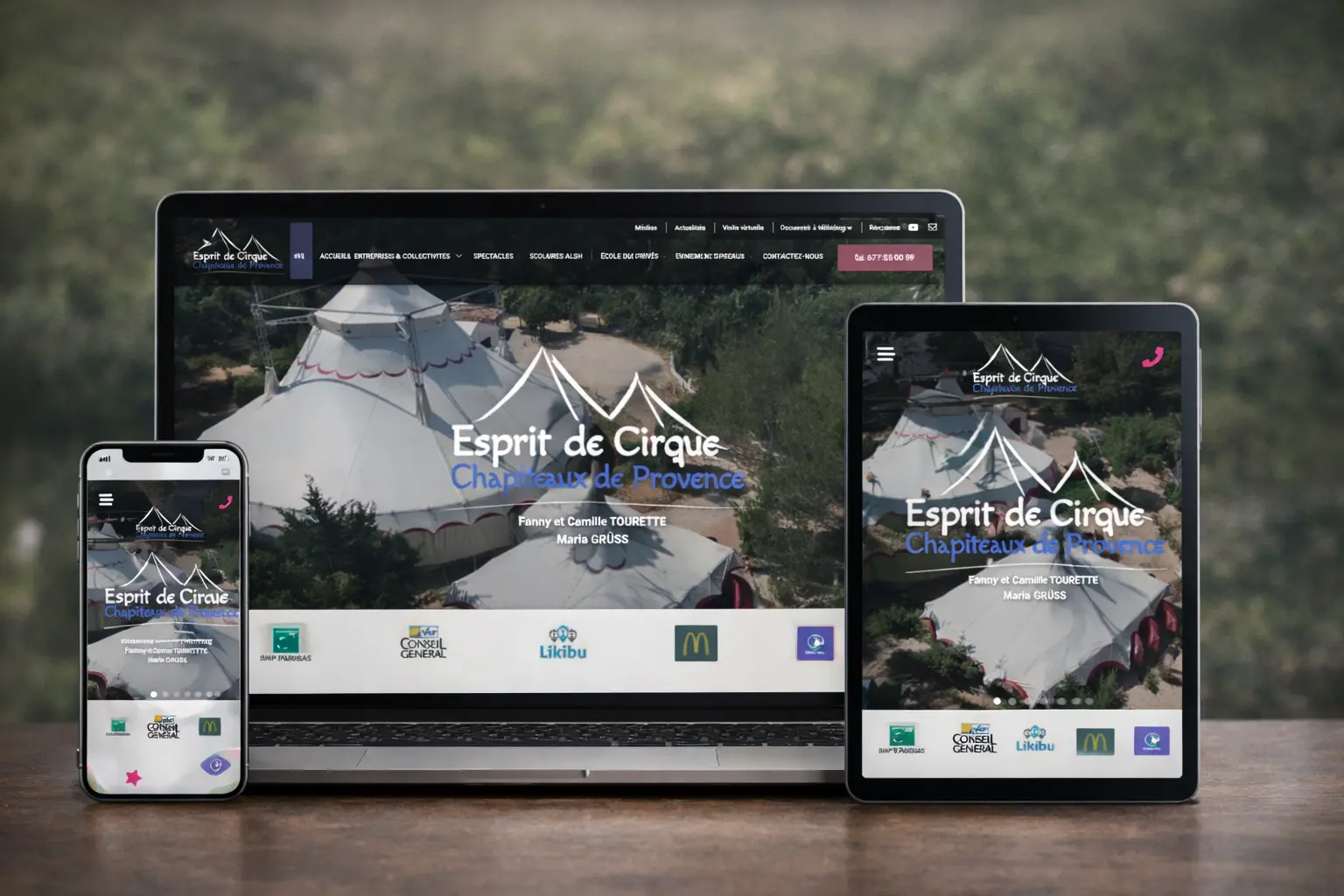 Présentation du site Esprit de Cirque – Chapiteaux de Provence affiché sur ordinateur, tablette et mobile, montrant la page d’accueil avec chapiteaux de cirque et navigation responsive.